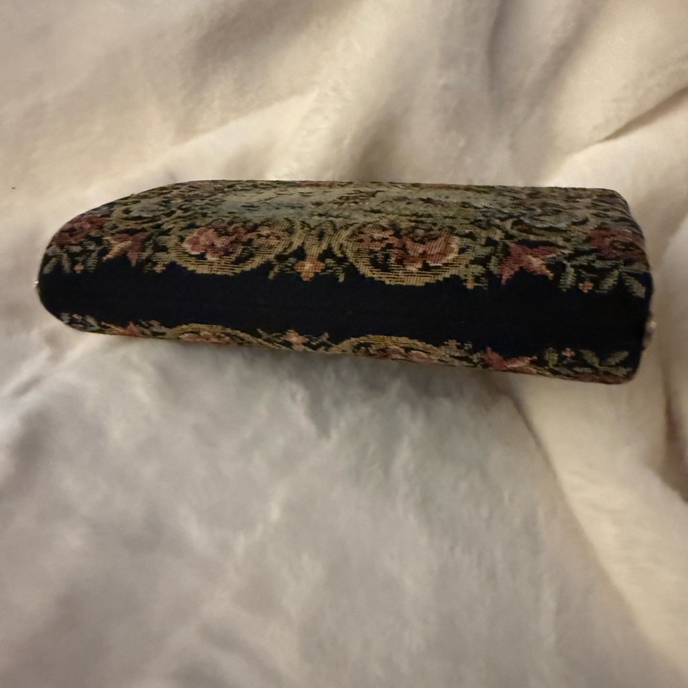 Rare Vintage Elegant Gold and Black Tapestry Clutch - Picture 5 of 8